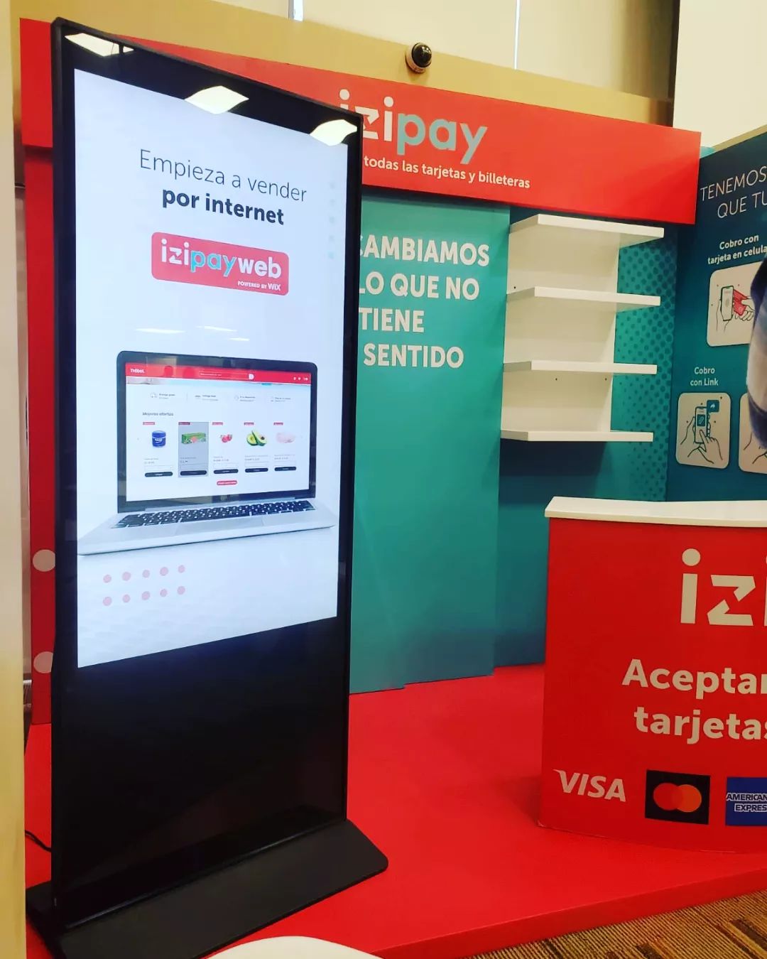 Tótem digital con plataforma web en stand de feria