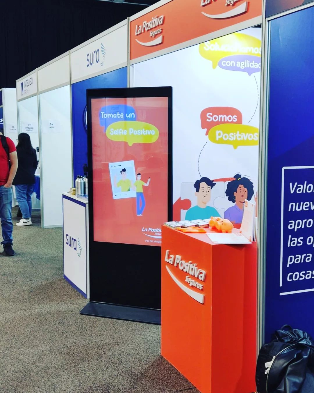 Tótem digital con app de selfie en stand de marca