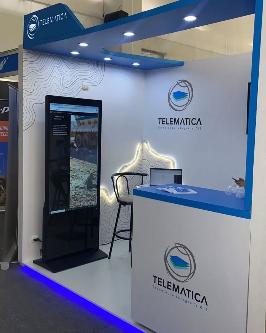 Tótem digital vertical con video en stand de feria