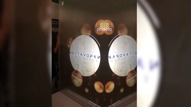 Holograma con retroproyección sobre acrílico en una presentación de marca